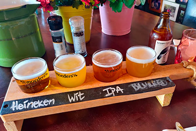 Moederfoto's aan de muur